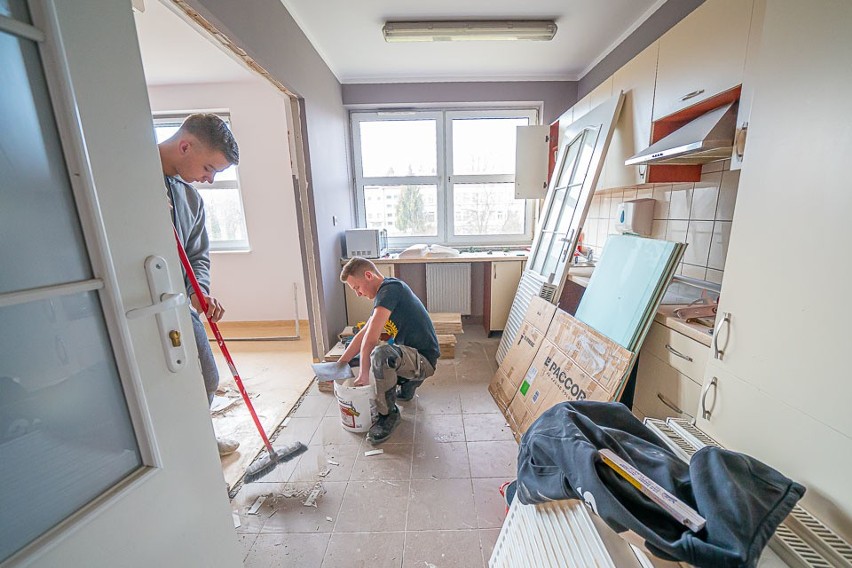 Nowy Sącz. Czterech uczniów budowlanki poświęca wolny czas i remontuje Dom Dziecka [ZDJĘCIA]