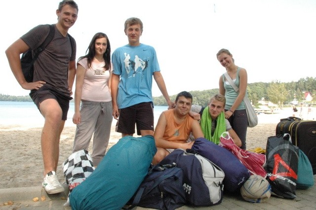 Grupę licealistów ze Strzelec Krajeńskich spotkaliśmy, kiedy opuszczali plażę nad jeziorem w Długiem. &#8211; W tym roku było tutaj chyba nieco mniej ludzi &#8211; zauważają