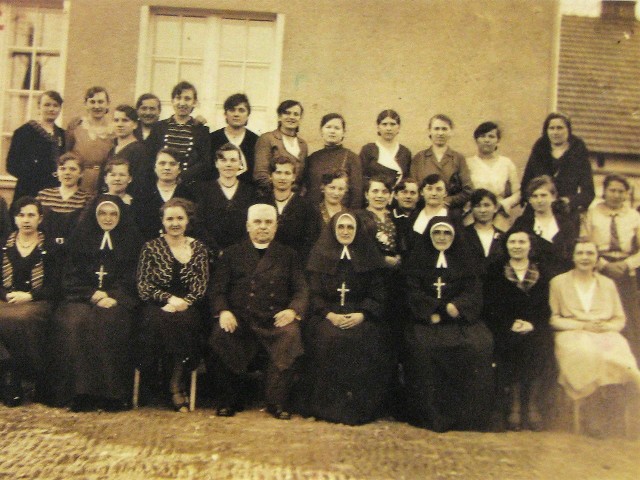 Ks. proboszcz Johann Lebok z siostrami przed klasztorem w Chrząstowicach, 1932. To jedno z 72 zdjęć pokazanych w kronice.