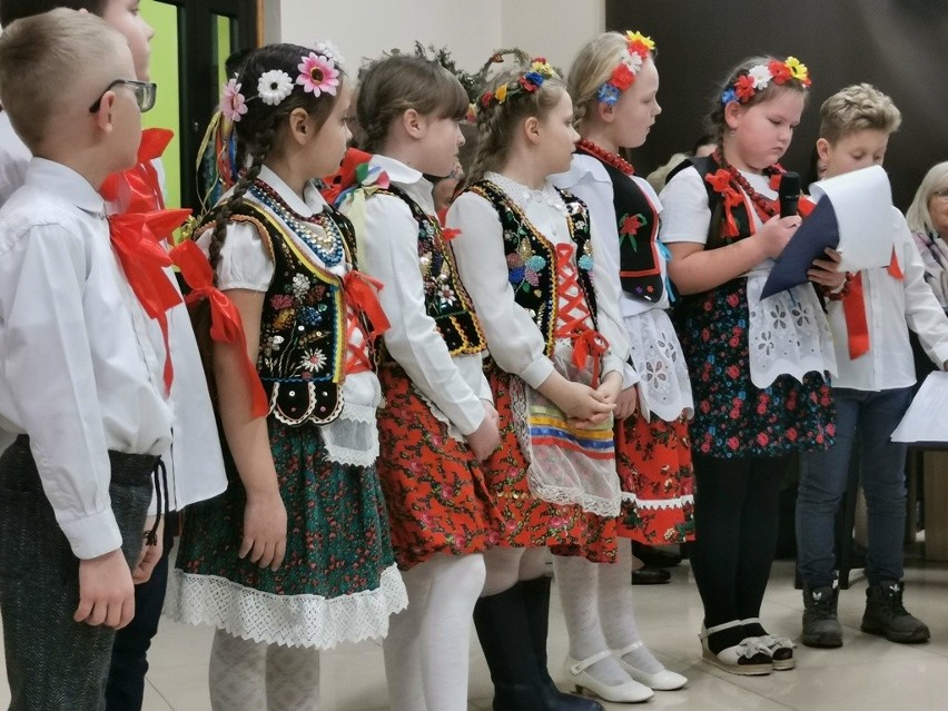 Z okazji Dnia Babci i Dziadka dzieci z Samorządowej Szkoły...