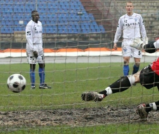 Na stadionie Motoru zalega gruba warstwa śniegu