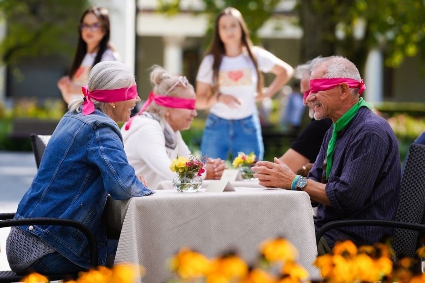 Seniorzy spotkają się tradycyjnie na szybkich randkach, ale...