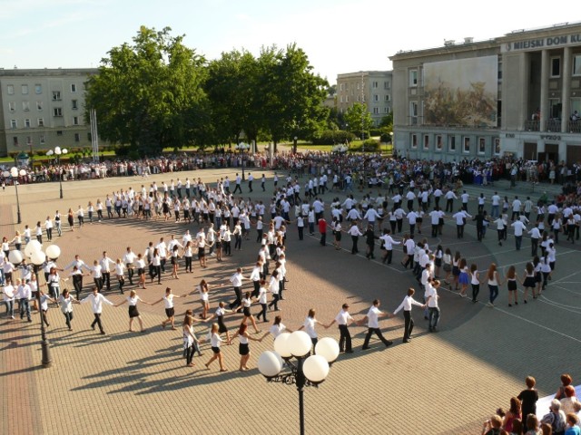 Młodzież tańcząca poloneza na Placu Piłsudskiego.