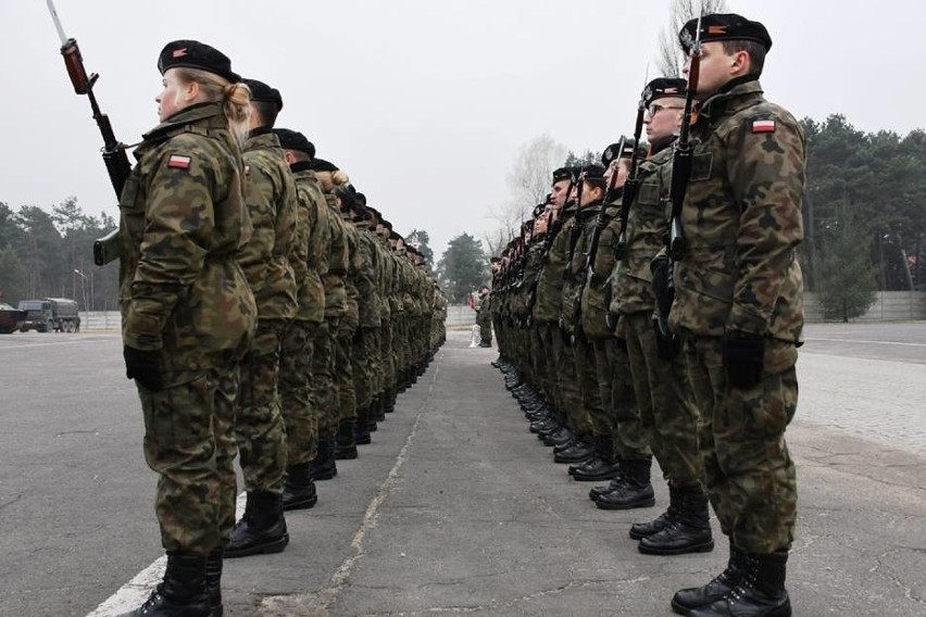 Przysięga wojskowa żołnierzy szkolenia podstawowego w Świętoszowie