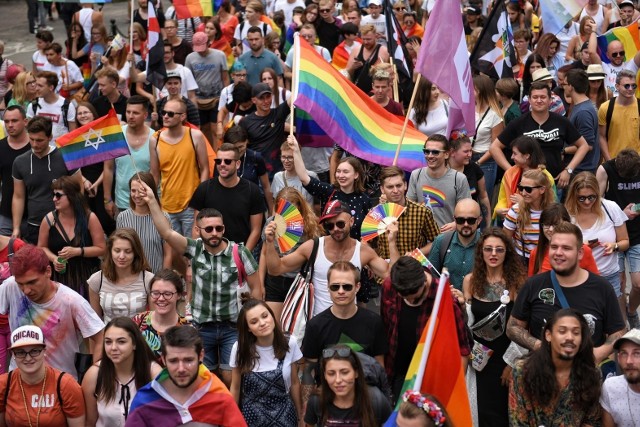Tęczowy przewodnik po Polsce poleca 14 miejsc w Toruniu i Bydgoszczy przyjaznych środowisku LGBT, czyli gejom, lesbijskom, osobom biseksualnym i transpłciowym. Jakie to miejsca?SZCZEGÓŁY NA KOLEJNYCH STRONAHC >>>>teskt: Małgorzata Oberlan