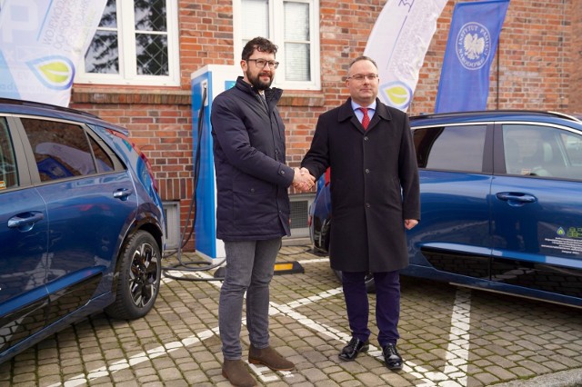 Szczeciński Oddział IPN otrzymał od WFOŚiGW dotację w wysokości 71,47 procent  (320 tys. zł) ceny pojazdów.