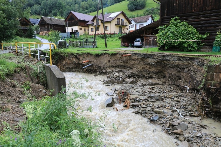 Katastrofalna sytuacja w Ochotnicy Górnej. Woda zniszczyła drogi i domy [ZDJĘCIA]