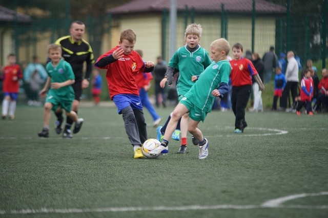 Młodzi piłkarze rywalizowali na orliku w Dębnicy Kaszubskiej.