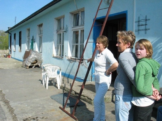 W domu na skraju miasta, tuż nad Odrą, mieszka 16 osób. Większość to kobiety i dzieci.