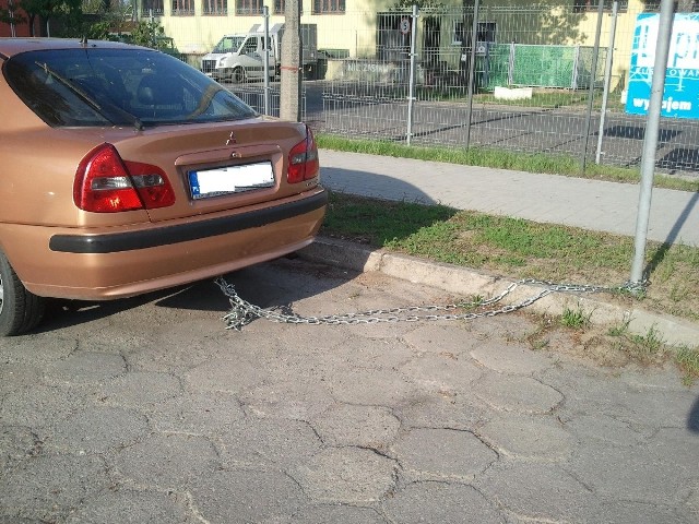 Ciekawe od kiedy właściciel w taki oto sposób zabezpiecza swój samochód przed kradzieżą?