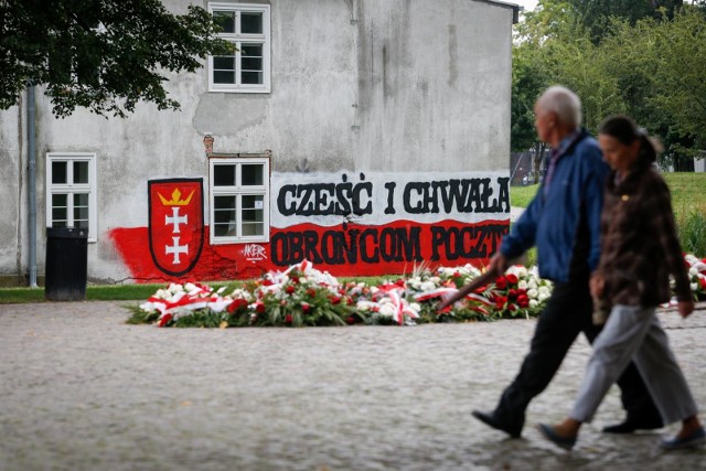 05.09.2020 gdansk.  dom dobroczynnosci i sierot. elewacja zabytkowego obiektu zostala zniszczona przez wandali ktorzy noca wymalowali haslo na czesc obroncow poczty nieopdal budynku muzeum poczty polskiej w gdansku i pomnika obroncow poczty polskiej.  fot. karolina misztal / polska press/dziennik baltycki