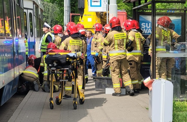 Wypadek na ul. Powstańców Śląskich. Starszy mężczyzna wpadł pod tramwaj