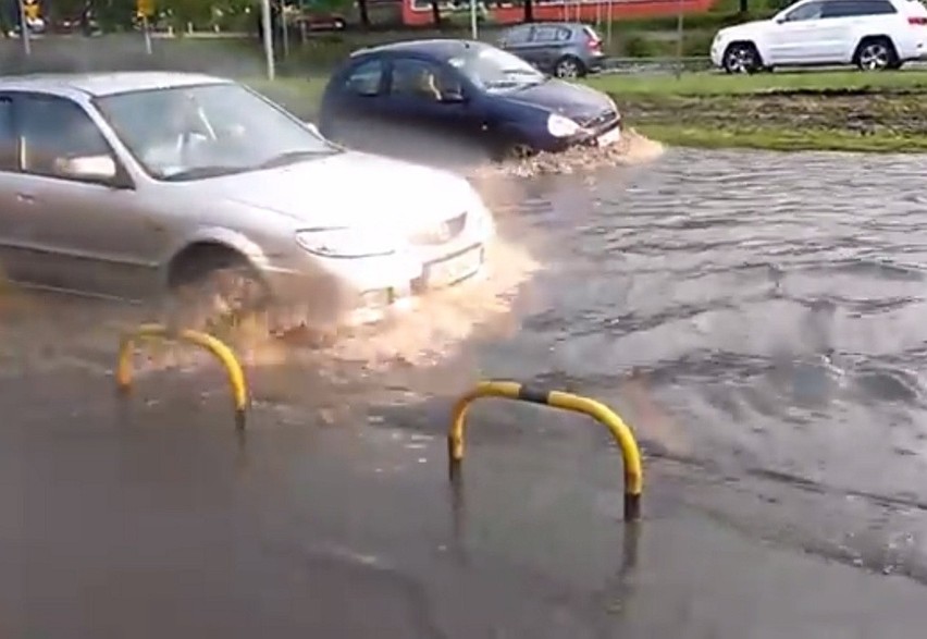 Burza przeszła nad Wrocławiem. Zalana ulica Klecińska (FILMY, ZDJĘCIA)