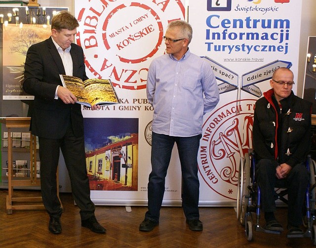 Dyrektor biblioteki Dariusz Kowalczyk prezentuje album oraz autora fotografii Zbigniewa Woźniaka i rysunków Wojciecha Stefańczyka