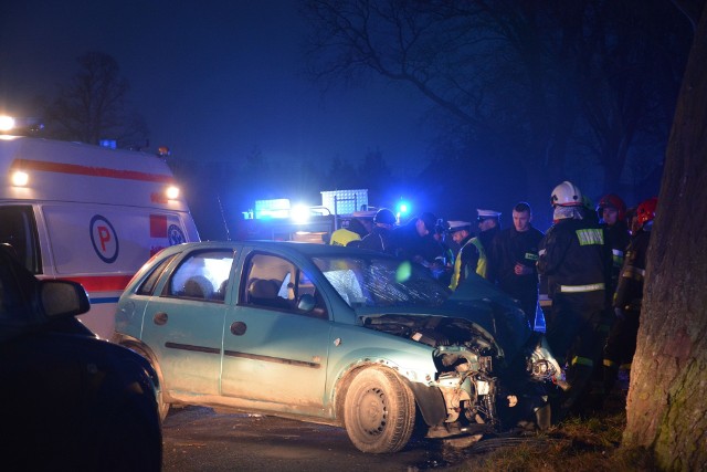 Dziś (8 stycznia) ok. godz. 16 doszło do wypadku na trasie Sępólno Krajeńskie - Tuchola w miejscowości Zalesie (gm. Sępólno). Jak informują strażacy, kobieta kierująca oplem uderzyła w przydrożne drzewo. Została przetransportowana do szpitala.Droga wojewódzka nr 241 była na czas akcji zablokowana - jest już przejezdna.