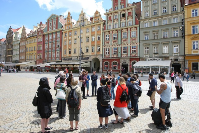 Przez pandemię koronawirusa ruch turystyczny wyhamował. Najnowsze dane statystyczne opublikowane przez GUS dotyczące 2019 roku mówią, że liczba zagranicznych turystów odwiedzających Wrocław stale rośnie. W 2015 roku 291 991 turystów spoza Polski skorzystało z bazy noclegowej we Wrocławiu. W 2018 roku było ich 386 983, a w 2019 roku już 450 720.Skąd przyjeżdżali najczęściej? Sprawdźcie w naszym zestawieniu za 2019 rok.Czytaj dalej na kolejnych slajdach - posługuj się klawiszami strzałek, myszką lub gestami.  