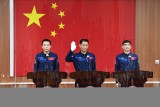 Start rakiety Long March-2F na pustyni Gobi. Trzech chińskich astronautów poleciało w kosmos, mają zbudować stację kosmiczną Tiangong