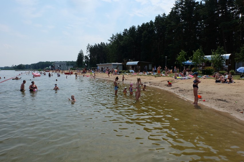 Żar tropików w Białymstoku. Plaża Dojlidy oblężona nawet w...