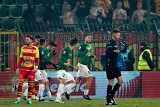 PKO Ekstraklasa. Kibice Jagiellonii na wyjazdowym meczu z Wartą Poznań. Ależ ziąb na stadionie. Brr!