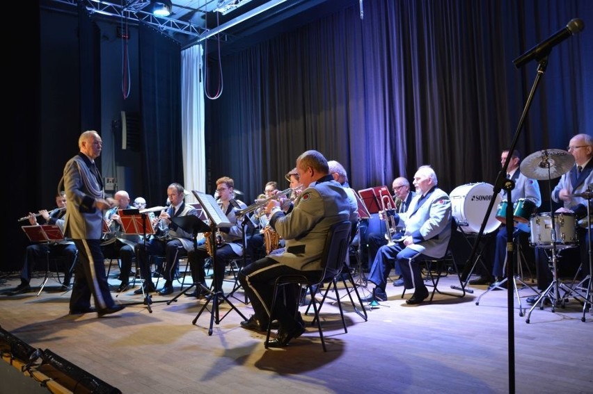 25 lat orkiestry dętej działającej przy "Kuźnicy" w Suchedniowie. Major chce oddać batutę