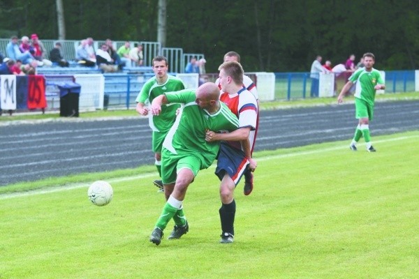 Gracze Mielnika (zielone stroje)pokonali w Łapach Pogoń 2:1