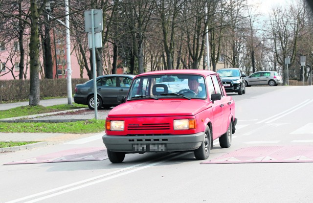 Na ulicy Gagarina prawie wszyscy kierowcy omijają progi zwalniające, więc zostaną one wymienione na klasyczne.