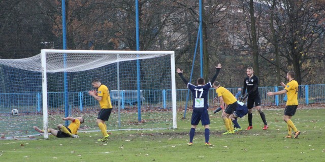 89 minuta. Piłka w siatce Trzebini, 2:1 dla Wiślan. Cieszy się Maciej Bębenek (nr 17)