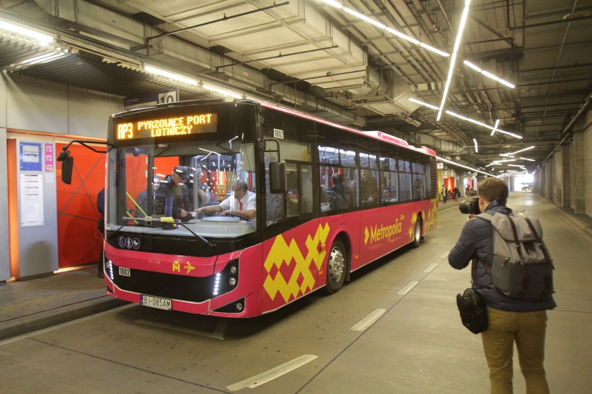 Różowe autobusy z żółtym logo metropolii będą kursować na...