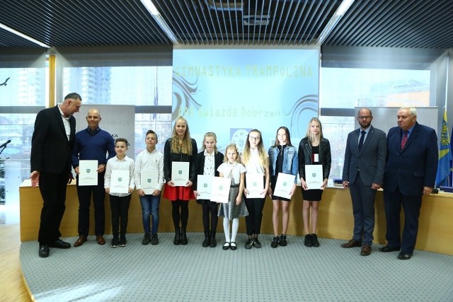 133 medalistów ogólnopolskich olimpiad młodzieży i mistrzostw Polski otrzymało dziś gratulacje i upominki od władz województwa opolskiego.