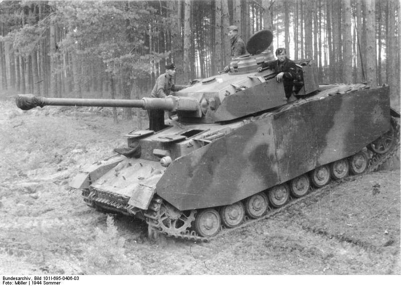 Niemiecki czołg Panzerkampfwagen IV, z okresu II wojny...