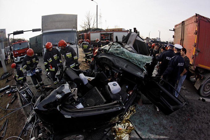 [zdjęcia, wideo] Tragiczny wypadek na rondzie