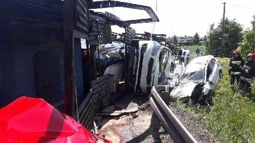 Wypadek na DK 81 w Drogomyślu, laweta z samochodami na boku