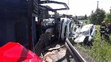 Groźny wypadek na wiślance DK81 w Drogomyślu ZDJĘCIA + WIDEOREJESTRATOR Laweta z samochodami wywróciła się po zderzeniu z mercedesem