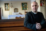 Ksiądz Garbecki: Pozostanie w domu i przeżywanie Eucharystii za pośrednictwem internetu jest jak najbardziej właściwe