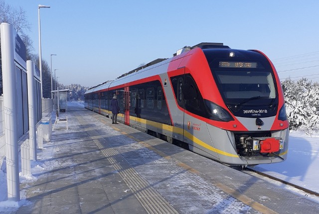 Pociąg hybrydowy - najnowszy nabytek ŁKA na nowo otwartym przystanku Tomaszówek.