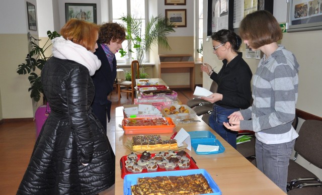 Pieniądze na zakup upominków dla kombatantów zbierano podczas kiermaszu ciast, który odbył się w Collegium Gostomianum.