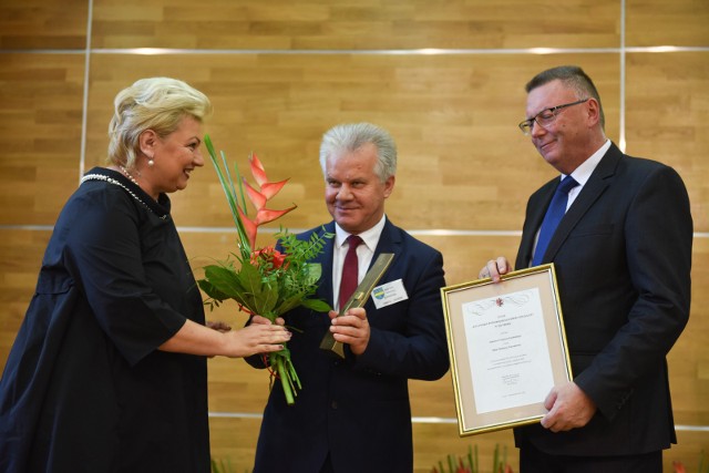 Janusz Iwański (w środku): - Dyrektorem Zespołu Szkół w Dobrzejewicach jestem od 2000 roku. Znaczną poprawę wyników nauczania odnotowaliśmy od roku 2005, dzięki programom wyrównywania szans edukacyjnych i programom rozwojowym obejmującym całą gminę. 