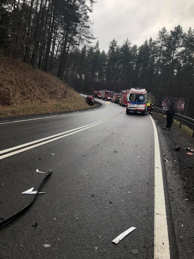 Dzisiaj (sobota) doszło do wypadku w Węgorzynku (gm. Miastko) na drodze krajowej nr 21. Kierująca samochodem ford focus straciła panowanie nad pojazdem, zjechała na przeciwny pas ruchu i zderzyła się z prawidłowo jadącym volkswagenem. Obrażeń (stłuczenia głowy) doznała pasażerka volkswagena. (ang)