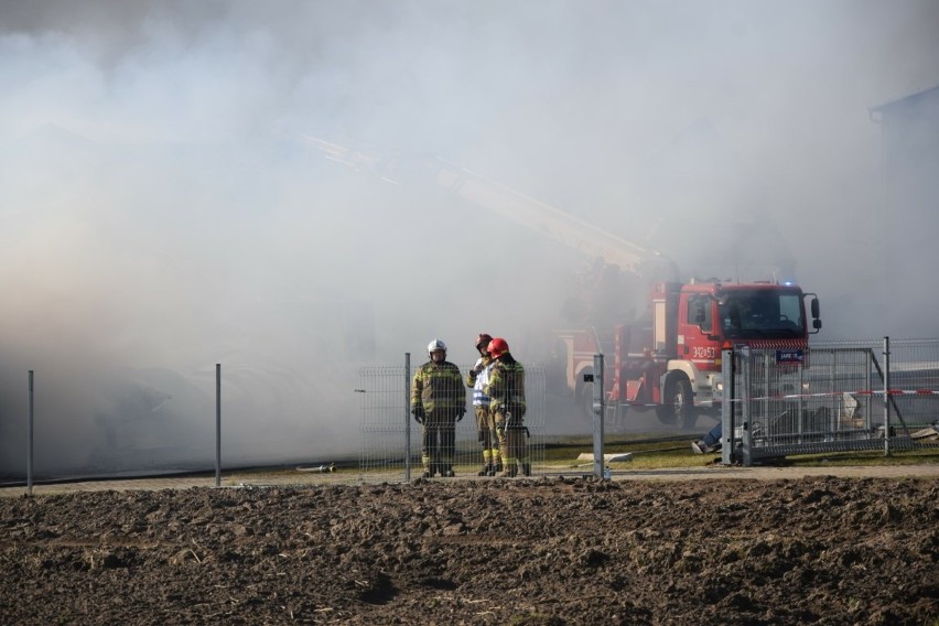 Pożar zakładu meblarskiego w Kaninie. Blisko 140 osób straciło pracę. "Będziemy starali się pomóc tym ludziom" - zapewnia wójt gminy 