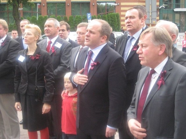 Po konwencji w hotelu Qubus Paweł Kowal wraz z lubuskimi kandydatami i sympatykami PJN złożył kwiaty pod pomnikiem marszałka Piłsudskiego