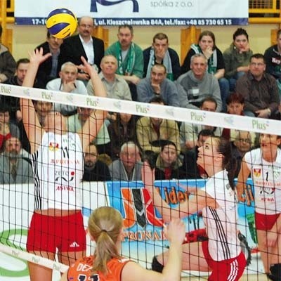Dominika Koczorowska (po prawej) szykuje się do ataku. Wystawia Lucie Muhlsteinova, w pomarańczowej koszulce Natalia Bamber z Aluprofu.