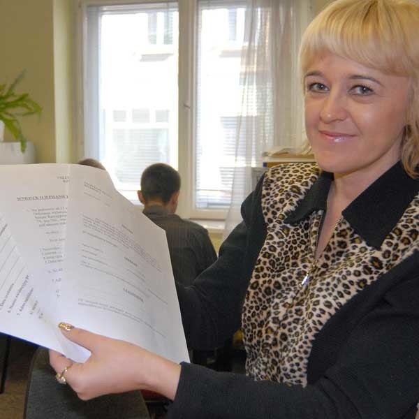 Aldona Szczepańska, z Urzędu Miasta Rzeszowa z dokumentami, które musi wypełnić ktoś, kto chce głosować w innym mieście niż jest zameldowany.
