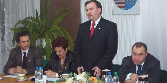 W debacie oświatowej w Kazimierzy Wielkiej wzięli udział parlamentarzyści: Przemysław Gosiewski (pierwszy z prawej) i Marek Kwitek (przemawia).
