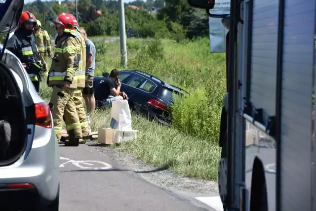 Samochód jadący od Stalowej Woli uderzył w tył czarnego Volkswagena Passata i zepchnął go z drogi. Zobacz zdjęcia z wypadku w Pysznicy! >>>