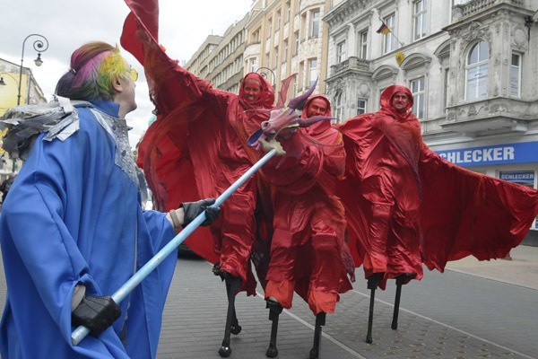 Parada maszkaronów na ul. Piotrkowskiej