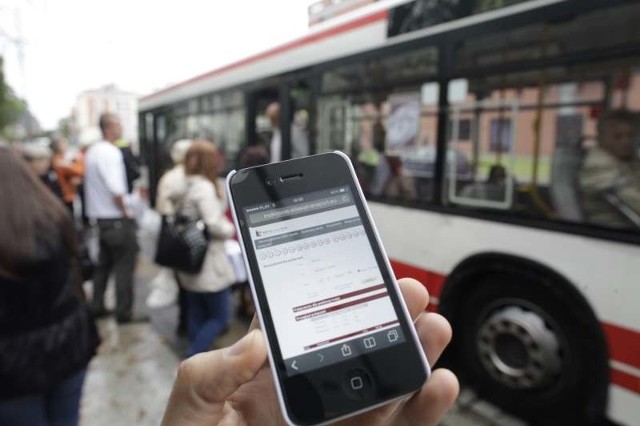 Z wyszukiwania połączeń można skorzystać także na przystanku. Wystarczy mieć dobry telefon i trochę cierpliwości przy wpisywaniu nazwy docelowego przystanku.