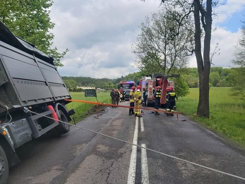 Wojskowy pojazd zsunął się z drogi i zawisł na skarpie.