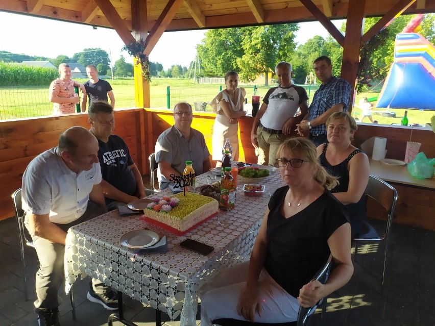 Festyn i pyszna zabawa w Stojewsku w gminie Krasocin na otwarcie placu wiejskiego (ZDJĘCIA)