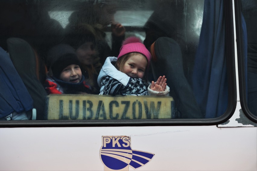 Poruszające chwile i tłumy uchodźców z Ukrainy przy punkcie recepcyjnym w Hali Kijowskiej [ZDJĘCIA]