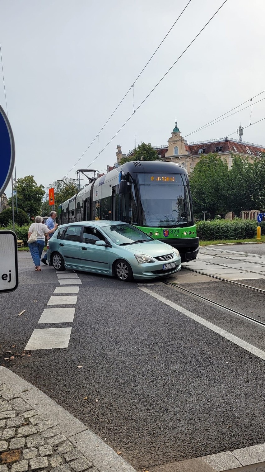 Kolizja tramwaju i osobówki w centrum Szczecina. Są utrudnienia w ruchu